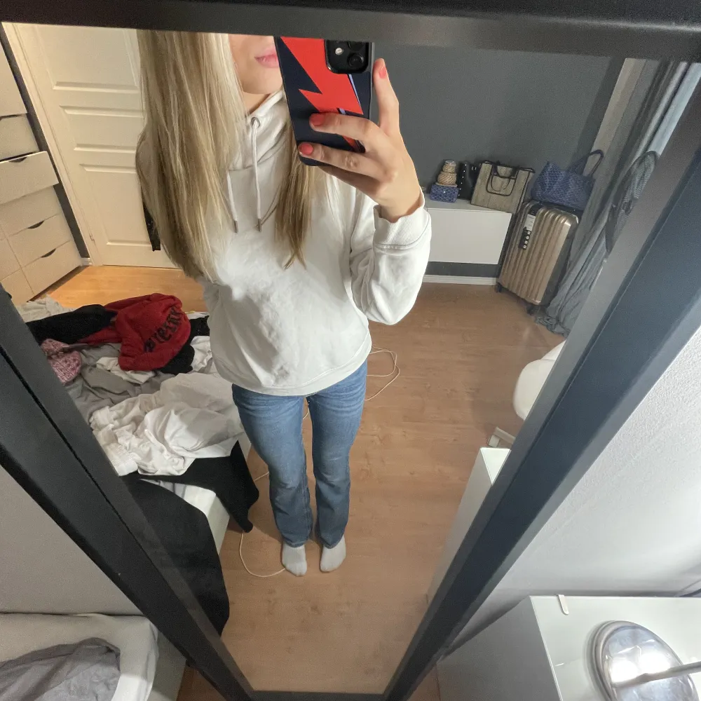 Har nästan aldrig använt den här 🙌storleken är xs men som ni ser på bilderna så sitter den väldigt bra💕. Hoodies.