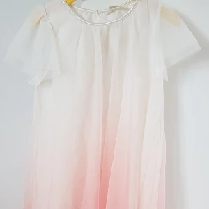 Klänning - Fin klänning. Ganska ny. Storlek 140. Glittrig. Vitt och rosa.