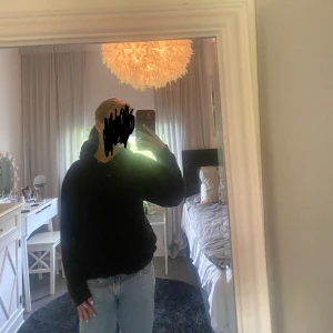 Svart hoodie  - En svart basic hoodie, andvänd några gånger💕