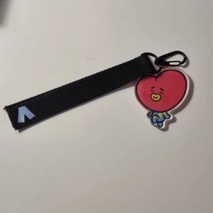 BT21  - Säljer Tata nyckelring från BT21 (inte oficiellt). Tata är lite repig och har en bubbla i plasten annars är den i bra skick