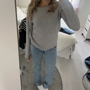 Weekday jeans  - Säljer dessa as snygga lågmidjade weekday jeans då dem blivit försmå, dem är i storlek W25 L 34 då jag oxå sprättat upp längst ner för att få dem ännu längre. Hör av er om ni undrar något💕