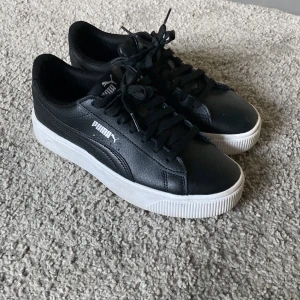 Puma sneakers  - Sköna skor från puma. Använda några gånger men har inga defekter. Skriv om ni har frågor eller vill ha fler bilder!!!