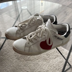 Sneakers  - Love moschino skor i storlek 37, använda varsamt
