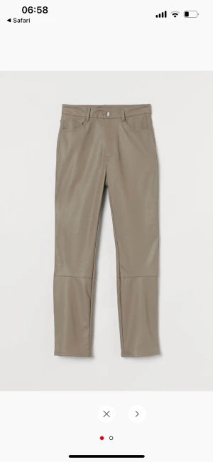Byxor i läderimitation h&m - Beige/grå/bruna byxor från h&m i läderimitation. Sköna och sitter väldigt bra