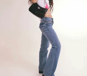 Hm jeans  - Säljer dessa as snygga lågmidjade  jeansen från hm som inte alls kommer till användning,   storleken är 38 