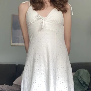 Vit klänning med mönster! - Vit klänning med blommigt mönster från H&M!🌸 Använd ca 2-3ggr, fräsch och fint skick💕 Säljer denna klänning då den inte är min stil längre