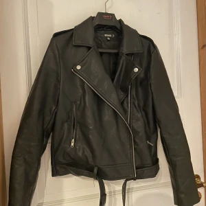 Skinnjacka från missguided  - Något croppad, men sitter snyggt i storlek 38 på en 36a exempelvis
