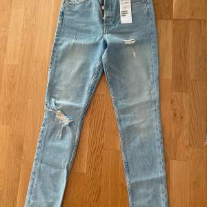 Helt nya jeans från HM. Storlek 27. Ordinarie pris 399 kr  