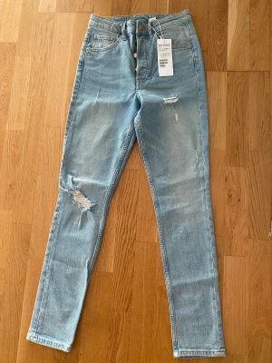 Nya jeans från HM  - Helt nya jeans från HM. Storlek 27. Ordinarie pris 399 kr  