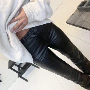 Läderbyxor - Svarta byxor i 100% äkta läder. Köpta second hand 🖤 Köp direkt via ”köp nu”
