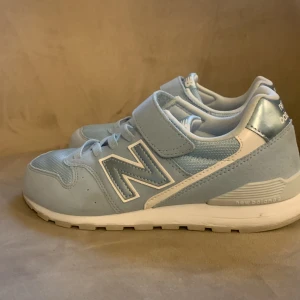 New Balance - Säljer mina New Balance skor då de aldrig kommit till användning. Köpte de av en tjej men då hade skorna bara använts en gång innan. Storlek 36. Väldigt fint skick❤️