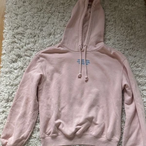 Jättefin hoodie 🤍 - Jag säljer denna fina hoodien som inte kommit till användning på sistone. Den är som ny och har knappt några tecken på användning❣️