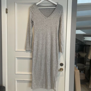 Klänning - Grå slim-fit klänning. Den är helt oanvänd och är i strlk L. Säljer den för 80 kr + frakten. 
