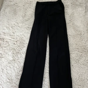 Svarta kostymbyxor  - Svarta kostymbyxor med ett litet hål men det tänker man inte på och går att sy igen. Har även försökt att göra dem lite mer lågmidjade men det går att sprätta upp. Storlek 164 och de är från Kappahl.