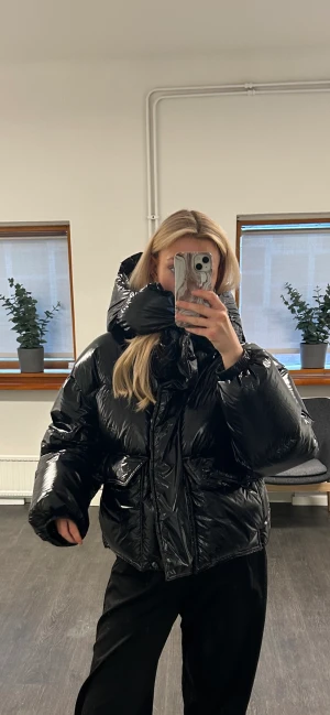 Vadderad glansig puffjacka HM - Storlek M. Prislapp kvar, använd någon gång men mest testat för outfits. Köpt för 1299kr