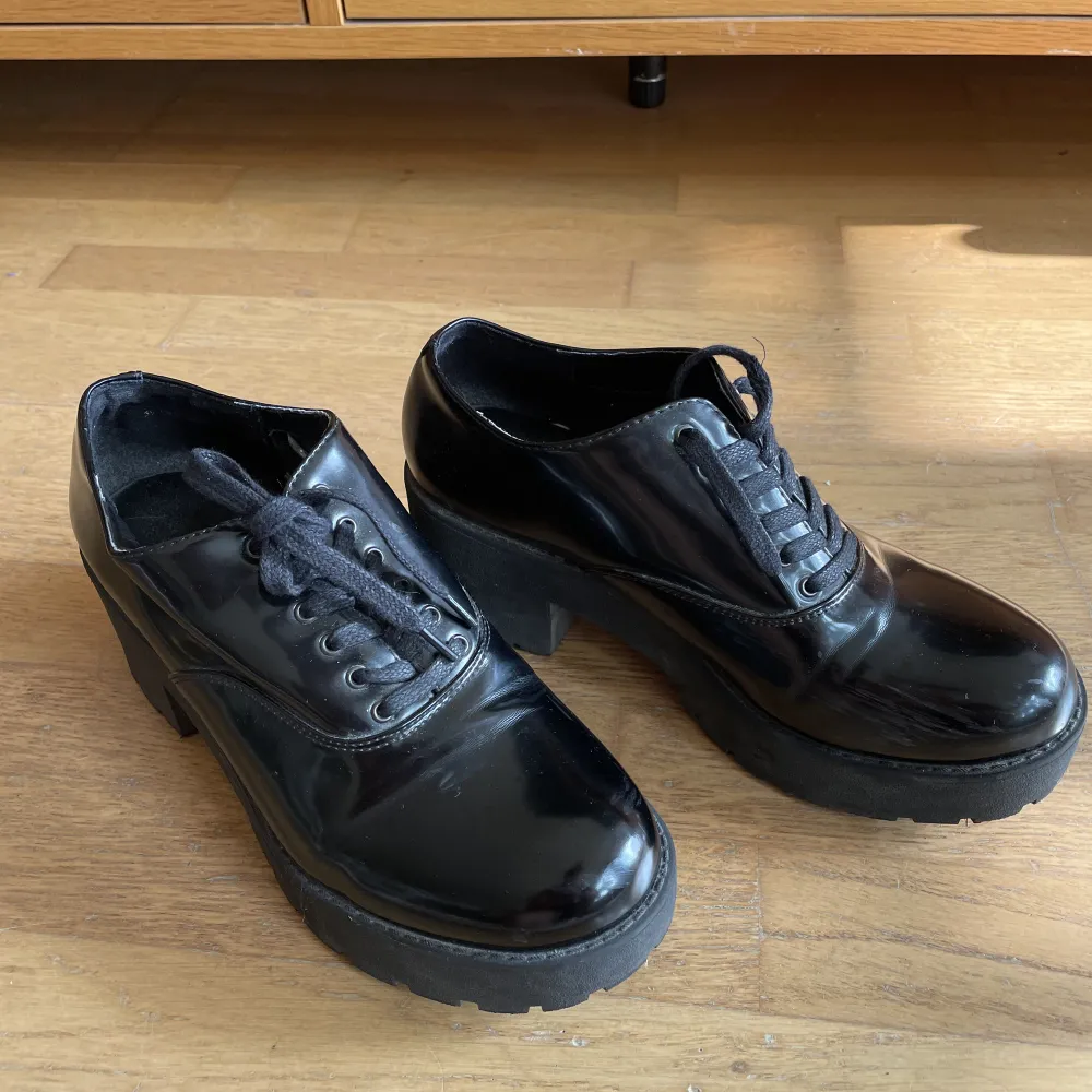 Klackskor i lack (inte äkta läder). Bekväma att gå i och fina på hösten till en kjol/ klänning. Förekommer vissa repor, se bilder. . Kengät.