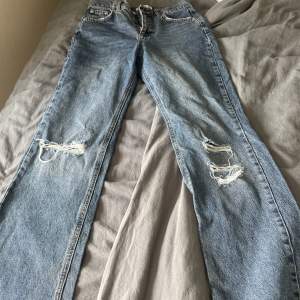 Jeans från PULL&BEAR med slitningar, strl 34