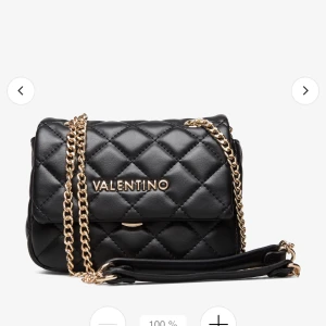 Valentino väska  - Väskan är köpt på boozt för 1299 Tillkommer dustbag Kontakta mig för fler bilder 😊