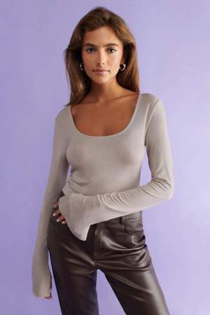 Säljer min fina långärmade tröja från Gina tricot💕 ny skick och använd få gånger!!