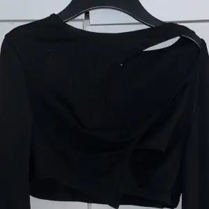 En helt svart långärmad tröja som är helt oanvänd och är i ett perfekt skick. 