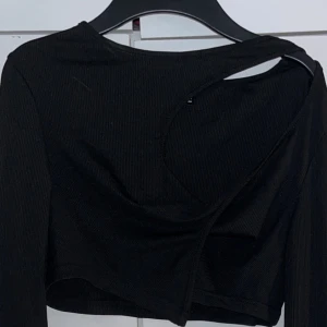 Svart långärmad tröja  - En helt svart långärmad tröja som är helt oanvänd och är i ett perfekt skick. 