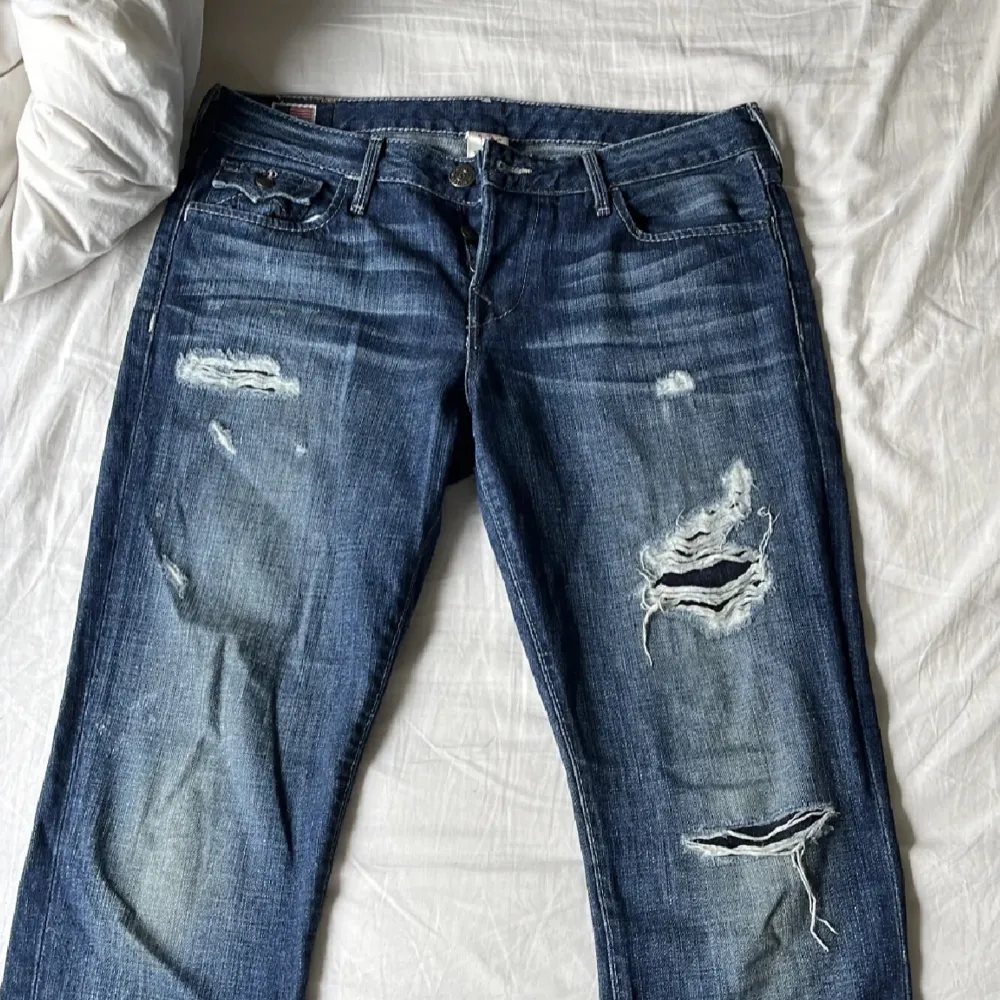 Jättesnygga true religion jeans som tyvärr inte passar mig längre. Skriv ifall du har frågor! Mått: Låren- 25cm Höft- cirka 51cm Innerbenet- 80cm Midjan- cirka 43cm. Jeans & Byxor.