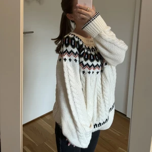 Stickad tröja - Jättefin stickad tröja från Lindex! I storlek M men passar även någon som brukar ha S💓 Säljs då den är stor på mig och aldrig kommer till användning! I nyskick💕(jag har vikt upp ärmarna lite på bilderna)🫶