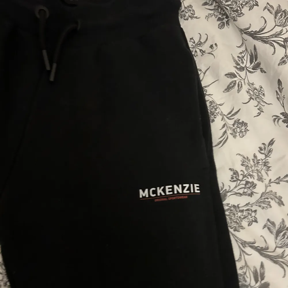 Ett par MCKENZIE byxor i storlek S från JD. Köpte den på mans avdelningen men funkar för både tjejer och killar. Den är lite tight för mig och kommer inte till användning, använt cirka 1-2 gånger. Jag köpte byxorna för 500❤️. Farkut & Housut.