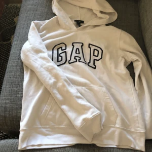 Gap hoodie - Fet gap hoodie storlek S. Mycket gott skick. Pris kan diskuteras. Kom privat för fler bilder.