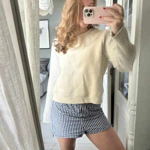 Beige tröja - Supersnygg beige sweatshirt med stickade ärmar😍Superskön och unik🌟