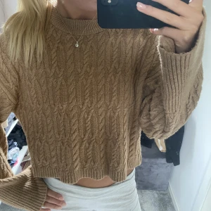 Stickad tröja från Gina tricot  - Jätte fin brun kabelstickad tröja från Gina tricot knappt använd xs men passar mig som är en s