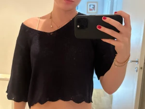 Stickad tröja  - Säljer denna mörkblå stickade tröja med trekvartsärmar från mango🤍 storlek M