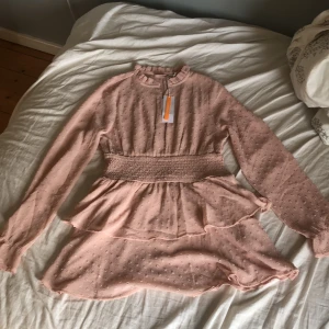 Super söt Klänning☺️ - Helt my och oandvänd super gullig volang klänning  så beskviken att den är för kort.. skriv gärna om ni är intresserade!🫶🏻🫶🏻🥰😍