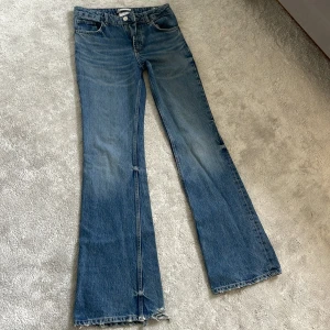 Zara -  Säljer mina snygga zara jeans de är lite förstora men uteslutningar nere vid fötterna nypris ca 400 annars är det bra skick köparen står för frakt💗
