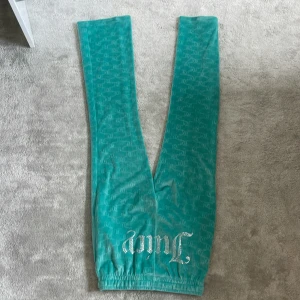 Jucy -  Säljer Jucy byxor då jag inte använder det så ofta jättebra skick nypris ca 900 köparen står för frakt💗