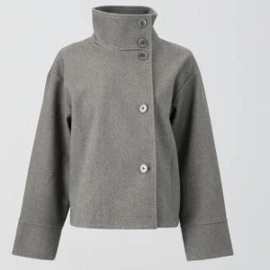 Kappa - Helt ny och oanvänd kappa från gina tricot med prislappen kvar. Storlek xs men är ganska stor i storleken så sitter som en s💕💕