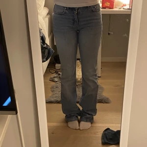 Low waist bootcut jeans  - Säljer dessa low waist bootcut jeans💗 Innerbens längd:80cm.  Midja: 34cm rakt över.  Från skrevet till midjan: 25cm. Lår: 21cm rakt över. Längst ner på byxorna: 21/22cm.