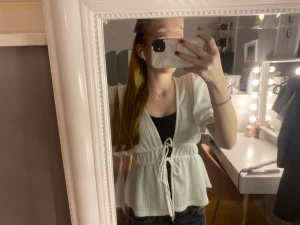 Vit blus - Här är en super fin blus från Gina tricot, har använt den här tröjan fåtal gånger och väldigt bra skick.