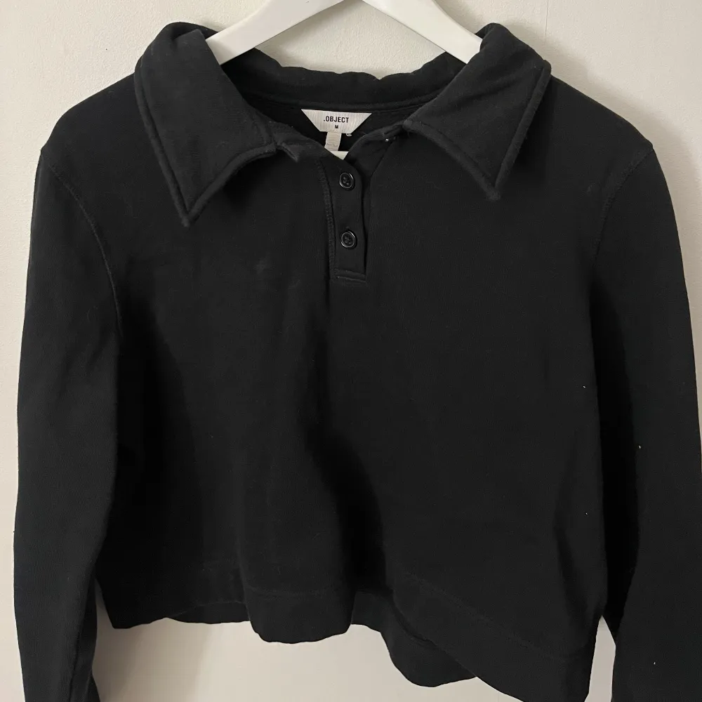 En svart tröja i storlek M, köpt från Nelly men märket object. Sparsamt använd . Tröjor & Koftor.