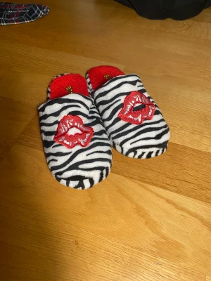 Betty Boop tofflor - Tofflor jag köpte från nån galleria i Florida, använt 4-5 gånger🖤  jag har 39 och dom passar hyfsat okej