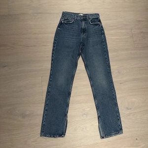 Gina Tricot jeans - Gina tricot jeans med slits. Använt dom några gånger. Nypris 500kr 