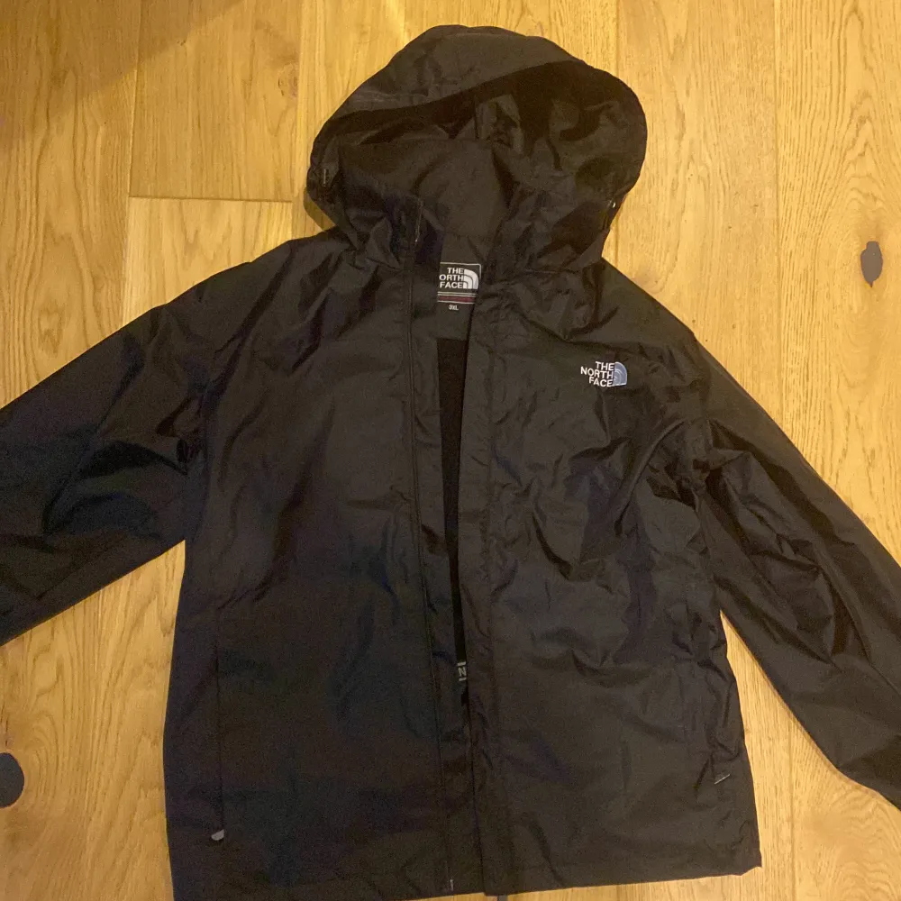 Northface vind jacka. Endast använd en gång. Säljer den pga att den var för stor. 10/10 helt ny. Hör gärna av er vid frågor. Pris kan självklart diskuteras. Vattentät och vindtät. Den är för liten i storleken så den passar XL och XXL. Ny pris 1500.. Jackor.