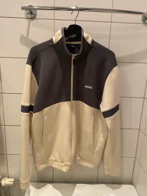 Hugo Boss Tröja - Boss Orange zip tröja i väldigt bra skick, endast använd fåtal gånger. Storlek L