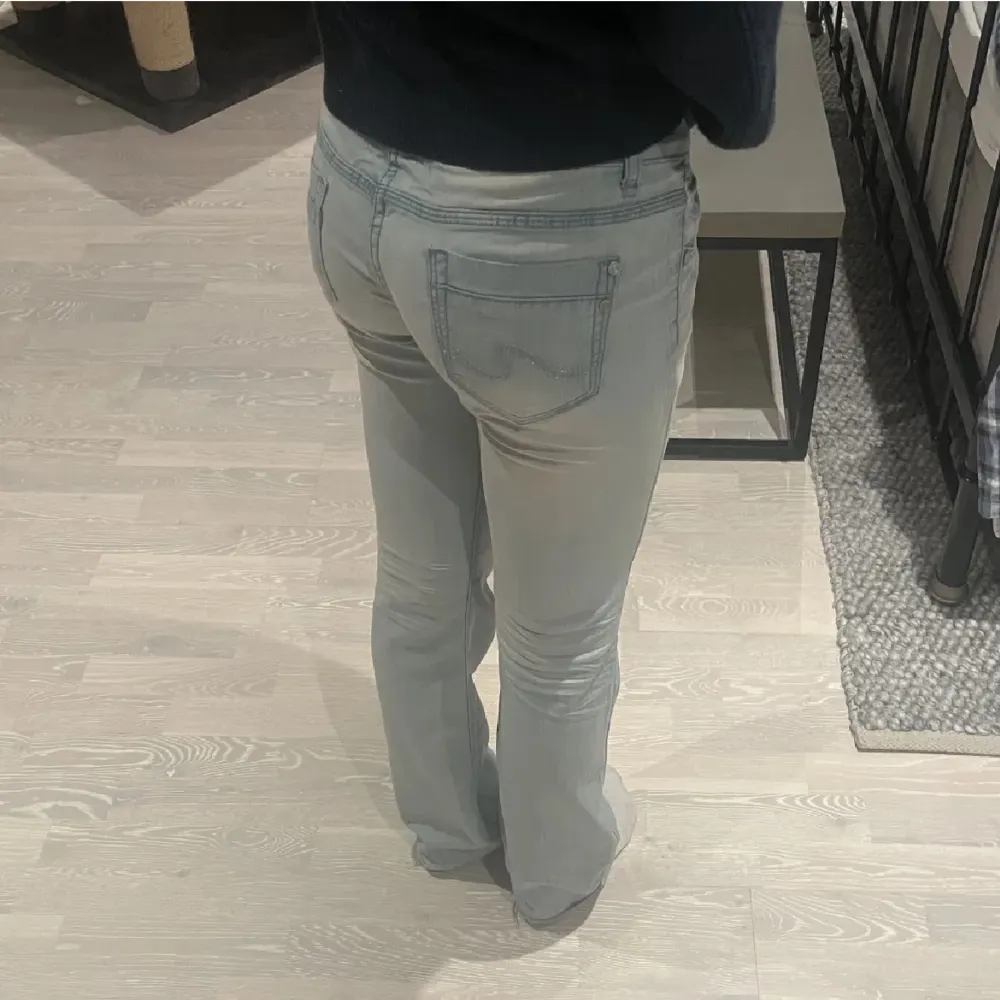 Säljer dessa sjukt snygga lågmidjade jeans då dem inte riktigt passade mig pga att dem var väldigt låga. Köpta på Plick men bara testade. Köptes för 520. Jag är 165cm, 41 cm i midjemått rakt över . Så snygga där bak. Jeans & Byxor.