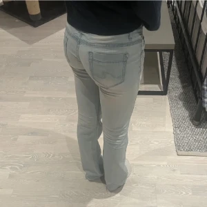 Lågmidjade jeans  - Säljer dessa sjukt snygga lågmidjade jeans då dem inte riktigt passade mig pga att dem var väldigt låga. Köpta på Plick men bara testade. Köptes för 520. Jag är 165cm, 41 cm i midjemått rakt över . Så snygga där bak