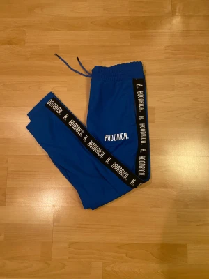 Hoodrich byxor  - Hoodrich byxor i nyskick. Säljer pga att dom inte passade mig. Vid frågor eller fler bilder är det bara att höra av sig. 