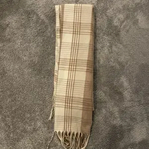 Säljer denna halsduken då den inte kommer till användning. Den har bara stått i garderoben.