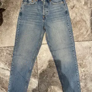 Typ oanvända jeans från Gina tricot i storlek 36. Superfina! Rekommenderar! Säljes pga garderobrensning. Kika gärna på mina andra annonser, säljer mycket. Samfraktar gärna!!