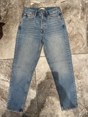 Jeans Gina tricot stl. 36/S - Typ oanvända jeans från Gina tricot i storlek 36. Superfina! Rekommenderar! Säljes pga garderobrensning. Kika gärna på mina andra annonser, säljer mycket. Samfraktar gärna!!