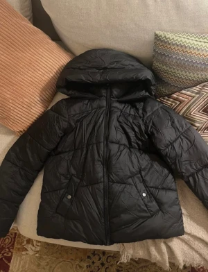 Jacka Vero Moda - Svart jacka från Vero Moda i storlek S. Bra skick.